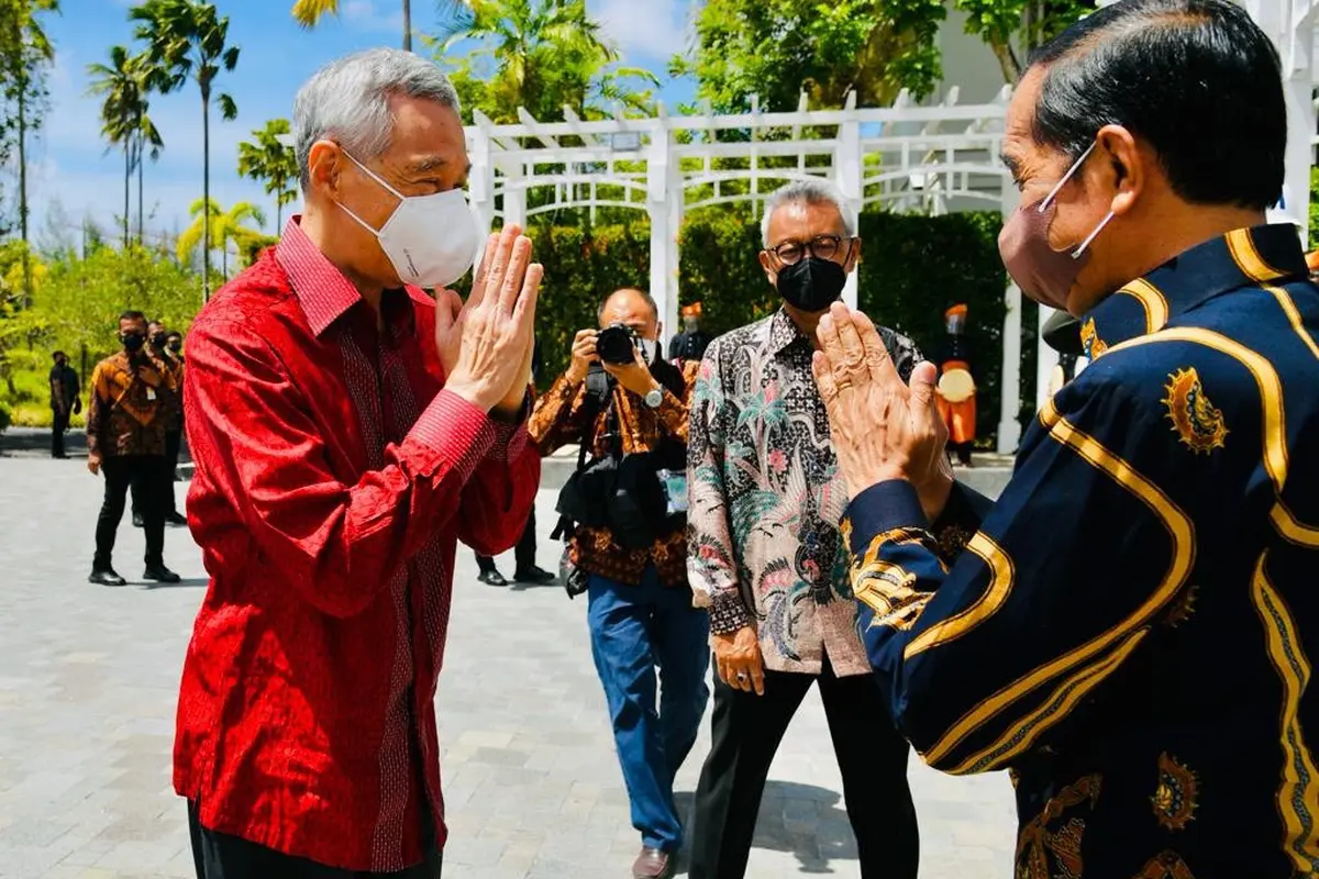 Presiden Jokowi menyambut kedatangan PM Singapura Lee Hsien Loong di Bintan, Kepulauan Riau, Selasa (25/1/2022).