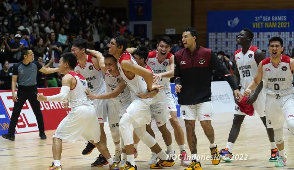 Para pemain Timnas Basket Putra Indonesia merayakan kemenangan usai berhasil menumbangkan Filipina dan berhasil mencetak sejarah dengan merebut emas SEA Games pertama sejak 1977 di SEA Games 2021 Vietnam yang berlangsung di Thanh Tri Sport Information and Culutural Center Gymnasium, Minggu (22/5/2022). Skuat asuhan Milos Pejic berhasil menang dengan skor 85-81. (NOC Indonesia/MP Media/Iqbal Fauzi)