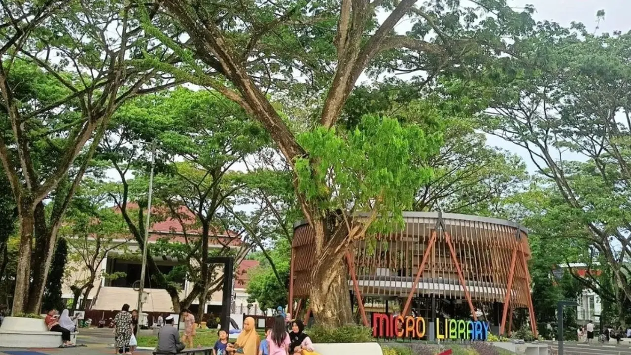 Taman Cerdas Kota Samarinda sebagai salah satu ruang hijau publik yang dimanfaatkan masyarakat setempat secara terbuka.