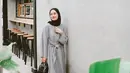 Tunik polos yang dipadukan dengan celana panjang dan hijab warna hitam juga tak kalah menarik. Effortlessly chic! (Instagram/dindahw).
