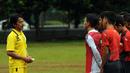 Salah satu pelatih di SSB ASIOP Apacinti, Berry Sidik (kiri) memberikan arahan kepada anak didiknya di Sekolah Sepak Bola (SSB) ASIOP Apacinti di Lapangan A Senayan, Jakarta, Jumat (20/2/2015). (Liputan6.com/Helmi Fithriansyah)