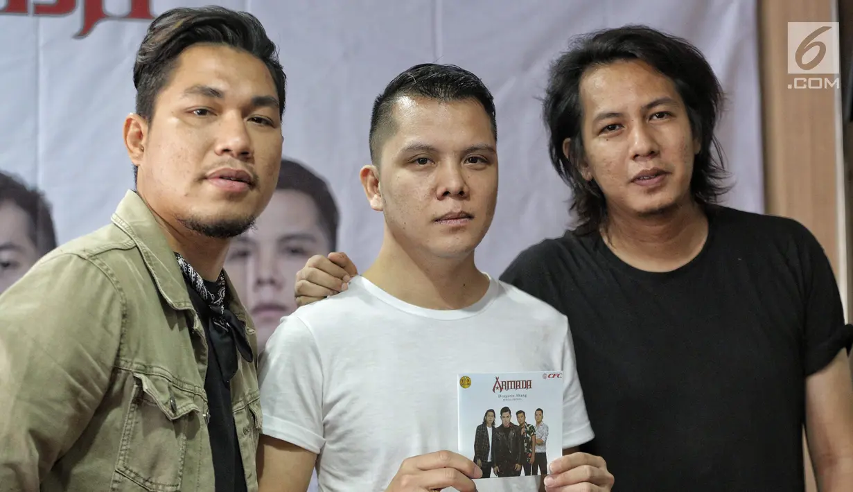 (kiri-kanan), Personil Band Armada Rizal Armada, Adit, dan Mai  saat meluncurkan album terbaru  'Dengerin Abang Spesial Edition' di kawasan Kemang, Jakarta, Rabu (15/8). (Liputan6.com/Faizal Fanani)