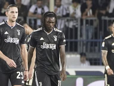 Pemain Juventus, Adrien Rabiot, Moise Kean,dan Leandro Paredes tampak kecewa setelah ditaklukkan Empoli pada pekan ke-36 Liga Italia 2022/2023 di Stadio Carlo Castellani, Senin (22/5/2023). Juve kalah telak 1-4 dari Empoli. (Marco Bucco/LaPresse via AP)
