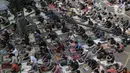 Warga saat mendengarkan ceramah Salat Jumat di Masjid Cut Meutia, Jakarta, Jumat (11/3/2022). Keputusan tersebut diambil berdasarkan Covid-19 yang sudah melandai  dan juga tak seganas dulu. (Liputan6.com/Faizal Fanani)