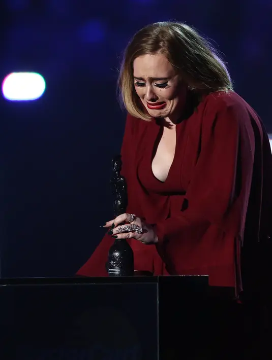 Pastinya banyak orang yang tak percaya jika Adele mengungkapkan wajahnya ditumbuhi janggut, sehingga masyarakat banyak yang menilai wajah Adele mulus dan bersinar tanpa adanya janggut. (AFP/Bintang.com)
