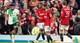 Pemain Manchester United Bruno Fernandes (ketiga kiri) bersama Marcus Rashford saat pertandingan sepak bola perempat final Piala FA melawan Liverpool di Stadion Old Trafford, Manchester, Inggris, Minggu, 17 Maret 2024. (AP Photo/Dave Thompson)