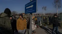 Orang-orang menunggu anggota keluarga tiba dari Ukraina di perbatasan Medyka, di Medyka, Polandia, Sabtu, 26 Februari 2022. Lebih dari sekitar 500.000 orang terpaksa meninggalkan Ukraina selama invasi Rusia. (AP Photo/Bernat Armangue)