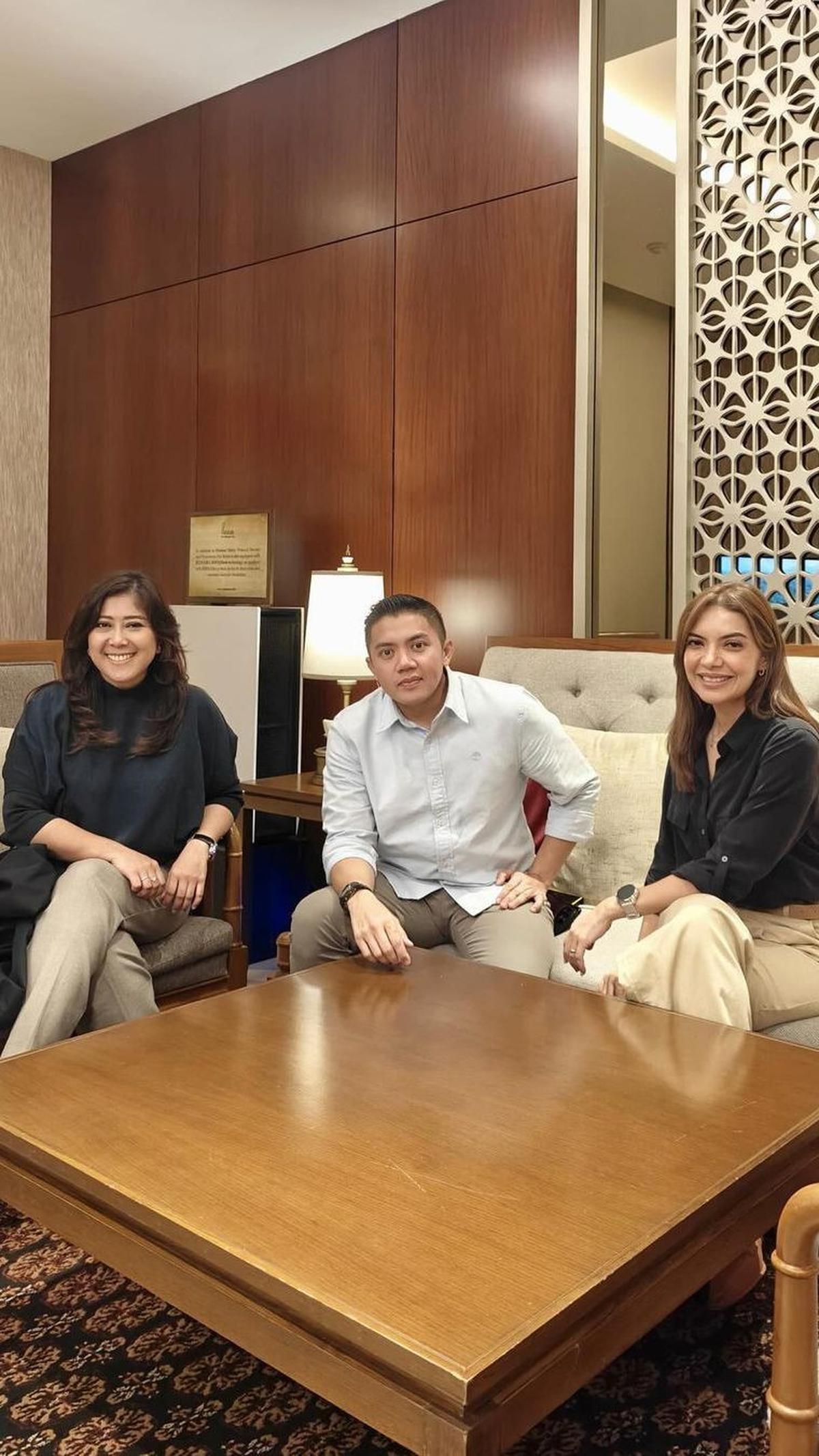 Dua perempuan cantik itu adalah anggota DPR Meutya Hafid dan jurnalis, Najwa Shihab.<br>