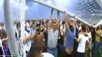 Ada-ada Saja, Fans Kiev Robohkan Gawang Usai Klubnya Juara