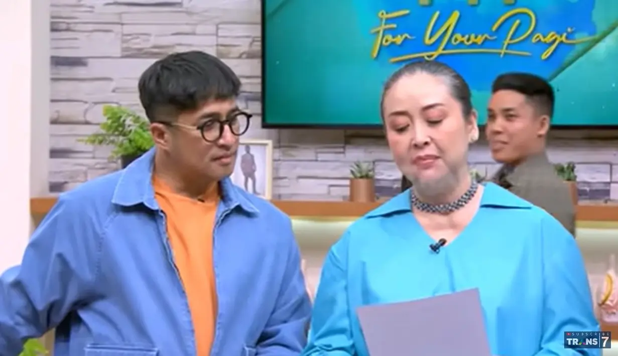 Aktris yang mengawali dari film Ira Maya, Si Anak Tiri (1979) itu kemudian membaca surat untuk putrinya. Tanpa disangka, putranya secara perlahan mendekati dari belakang. [Youtube/TRANS7 OFFICIAL]