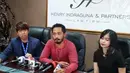 "Dari awal nggak ada masalah, yang buat kami sepakat tinggal serumah lagi karena adanya Marco," tutur Yama Carlos saat menggelar konferensi pers di kantor kuasa hukumnya di Belleza Office Tower, Jumat (18/8/2017). (Instagram/henry.indraguna)