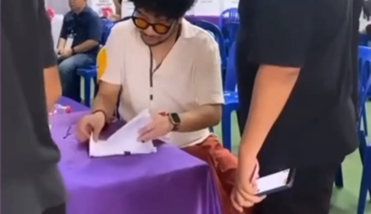 Gaya uniknya saat bertugas semakin menarik perhatian. [Foto: TikTok/nyunyu.joea]