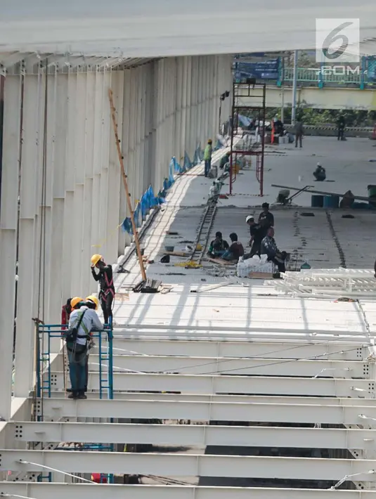 Pekerja menyelesaikan proyek pembangunan jembatan multiguna (skybridge) Tanah Abang di Jakarta, Selasa (9/10). PD Pembangunan Sarana Jaya tengah mengebut penyelesaian skybridge Tanah Abang yang ditarget selesai pada 15 Oktober (Liputan6.com/Faizal Fanani)