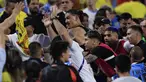 Penyerang Uruguay Darwin Nuñez (tengah) bereaksi terhadap fans Kolombia di tribun penonton setelah laga semifinal Copa America 2024 di Stadion Bank of America, Kamis (11/7/2024). (Buda Mendes / GETTY IMAGES NORTH AMERICA / Getty Images via AFP)