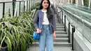 Lagi, potret liburan Sandra Dewi mengenakan blazer. Kaus putih dipadunya dengan wide leg jeans, dan ditumpuknya dengan tweed blazer untuk nuansa mewah yang simpel. Foto: Instagram.