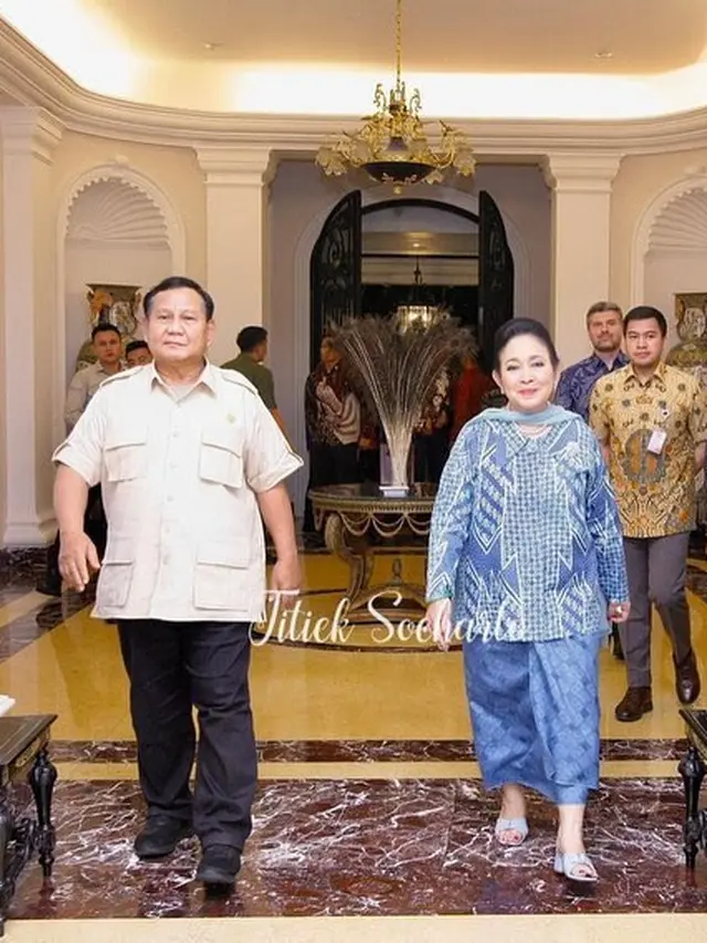 Model Atasan Batik Titiek Soeharto yang Simpel dan Elegan (Foto: Instagram @titieksoeharto)