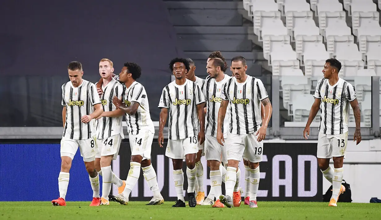 Pemain Juventus Dejan Kulusevski (kedua kiri) merayakan gol pertamanya bersama rekan satu tim saat menghadapi Sampdoria pada pertandingan Serie A di Stadion Allianz, Turin, Italia, Minggu (20/9/2020). Juventus menaklukkan Sampdoria dengan skor 3-0.  (Marco Alpozzi/LaPresse via AP)