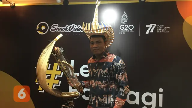 Pemain Sasando asal NTT dan kreator SnackVideo, Natalino Mella
