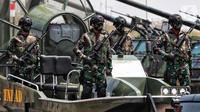 Prajurit TNI menaiki kendaraan tempur saat parade alutsista pada perayaan HUT ke-74 TNI di Lanud Halim Perdanakusuma, Jakarta Timur, Sabtu (5/10/2019). HUT ke-74 TNI dihadiri oleh Presiden Joko Widodo atau Jokowi. (Liputan6.com/JohanTallo)