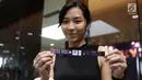 Pengunung menunjukkan tiket masuk acara XYZ Day 2018 di The Hall Senayan City, Jakarta, Rabu (25/4). KLY Day menghadirkan talkshow dari para konten kreator dan influencer hits. (Liputan6.com/Herman Zakharia)