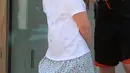Harper Beckham tampak serius saat di LA pada 8 April 2015. Wuah Harper terlihat dewasa yah kalau pakai kaos dan rok seperti itu. (harperbeckhamfashion)