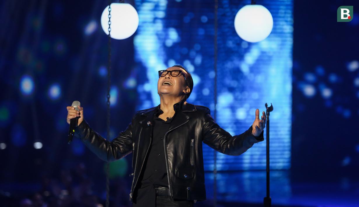 Dari genre musik pop, performa apik juga ditampilkan salah satu vokalis pria terbaik di tanah air yang juga eks pentolan Dewa 19, Ari Lasso yang belum lama sembuh dari penyakit kanker yang diidapnya. (Bola.com/Bagaskara Lazuardi)