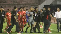 Wasit Armyn Dwi Suryathin dikawal ketat pihak panpel dalam laga Persiraja Banda Aceh melawan Persika Karawang di Stadion Manahan, Solo, Jumat (13/10/2017). (Bola.com/Ronald Seger Prabowo)