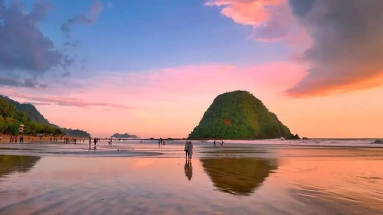 Destinasi Pulau Merah Banyuwangi (Istimewa)