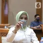 Dirut PT Pertamina (Persero) Nicke Widyawati mengikuti Rapat Dengar Pendapat (RDP) dengan Komisi VII DPR di kompleks Parlemen, Senayan, Jakarta, Senin (5/4/2021). RDP tersebut membahas kebakaran tangki minyak milik Pertamina RU VI Balongan, Indramayu, Jawa Barat. (Liputan6.com/Angga Yuniar)