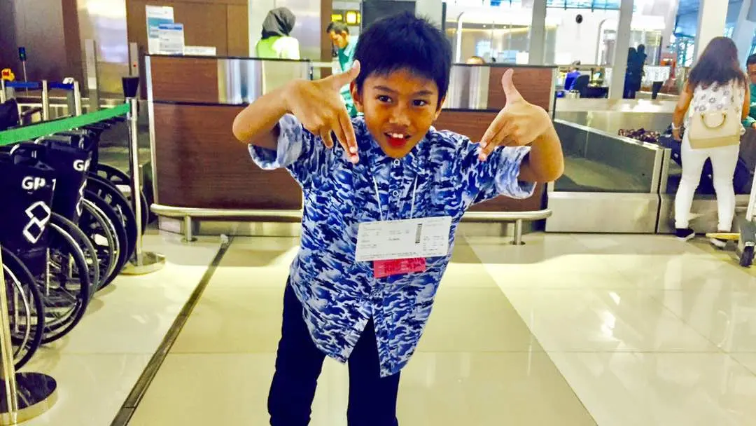 Vio Saat Akan Diserahkan ke Pihak Maskapai. Vio Dijamin Aman, Begitu pun Saat Tiba di Palembang, karena selama penerbangan anak laki-laki itu dikalungkan Tagged khusus Unaccompanied Minor (Foto milik: chichiutami.com)