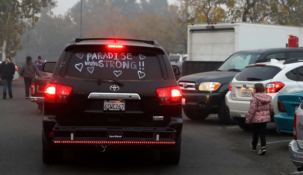 Sebuah mobil dengan kata-kata 'Paradise Strong' terlihat di kaca pusat pengungsian di tempat parkir Walmar, Chico, California (16/11). 631 orang masih hilang akibat musibah kebakaran tersebut. AFP Photo/Justin Sullivan)