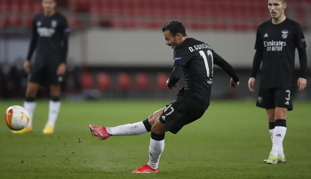 Striker Benfica, Diogo Goncalves melepaskan tendangan bebas yang berbuah gol pertama timnya ke gawang Arsenal dalam laga leg kedua babak 32 Besar Liga Europa 2020/21 di Georgios Karaiskakis Stadium, Kamis (25/2/2021). Benfica kalah 2-3 dari Arsenal. (AP/Thanassis Stavrakis)