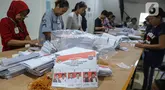 Pekerja menyortir dan melipat surat suara Pilkada DKI Jakarta 2024 di Gudang Logistik Komisi Pemilihan Umum (KPU) Jakarta Pusat, Rabu  (23/10/2024). (Liputan6.com/Angga Yuniar)