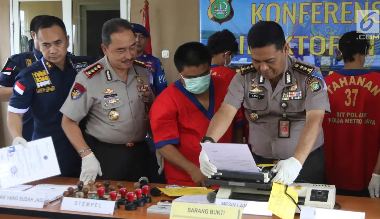 Kabid Humas Polda Metro Jaya Kombes Pol Argo Yuwono dan Direktur Polair Polda Metro Jaya Iwan R.A saat rilis pemalsuan Surat Keterangan Kecakapan (SKK) untuk Nahkoda Kapal, Jakarta, Kamis (1/3). (Liputan6.com/Arya Manggala)