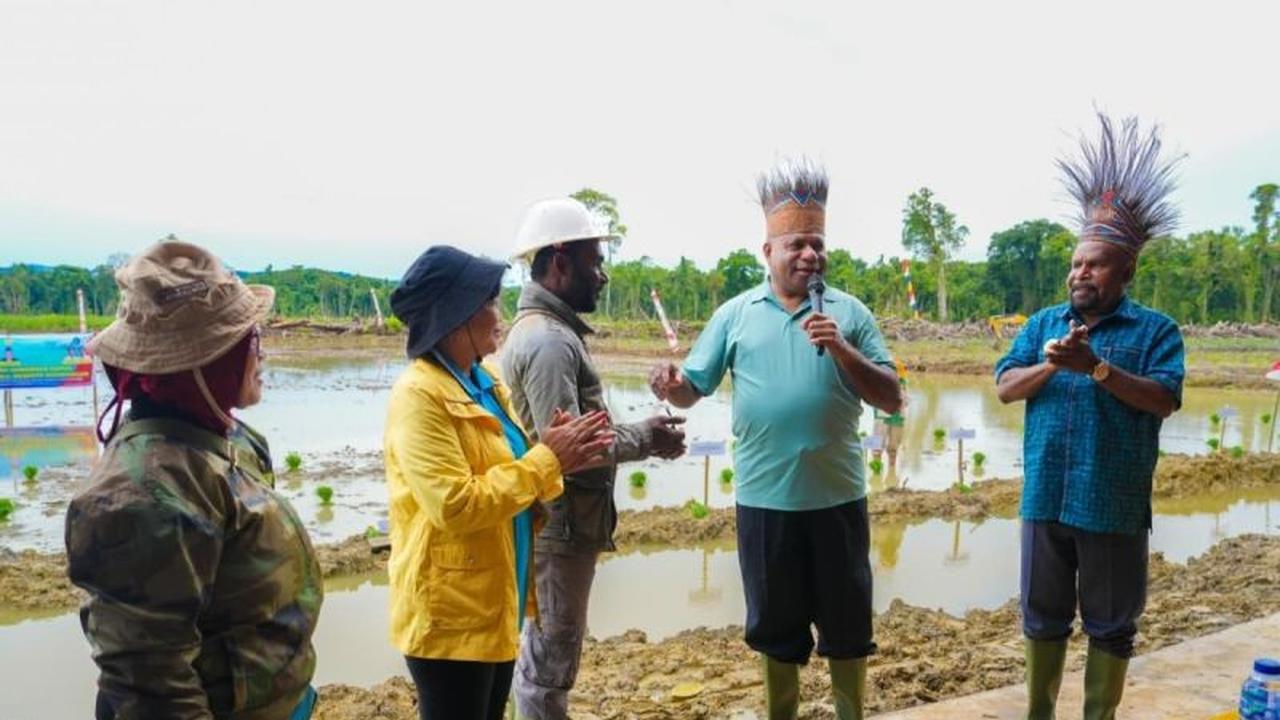 Gubernur Papua Salurkan 43 Traktor, Petani Jayapura Semakin Berdaya