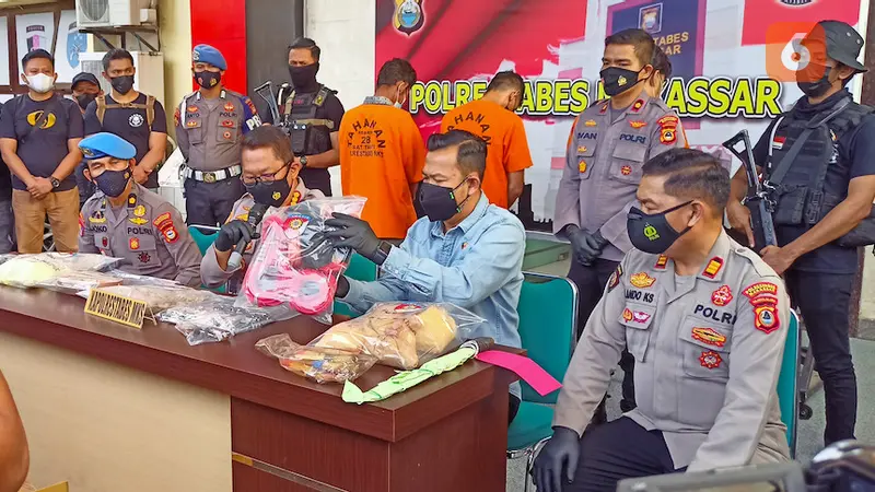 Polrestabes Makassar tangkap perakit bom ikan (Liputan6.com/Fauzan)