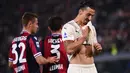 Bologna mampu memperkecil jarak mejadi 1-2 saat babak kedua berjalan 4 menit. Zlatan Ibrahimovic mencetak gol bunuh diri saat menghalau bola dalam situasi sepak pojok. (AFP/Marco Bertorello)