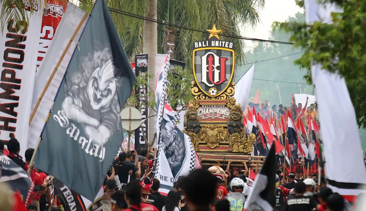 Kemeriahan parade budaya yang diadakan oleh Bali United di sepanjang Jalan By Pass Dharma Giri menuju Stadion Kapten I Wayan Dipta, Bali, Senin (23/12). Parade budaya diadakan untuk merayakan gelar juara Bali United. (Bola.com/Aditya Wany)