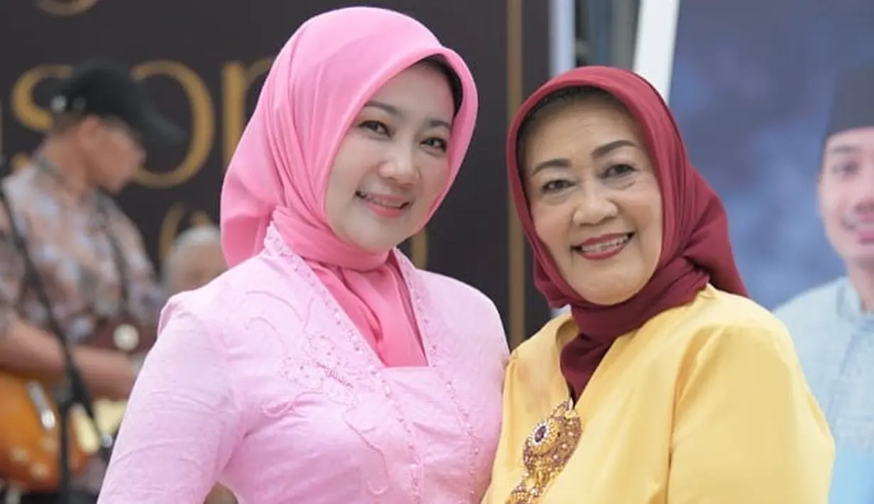 Cantik dengan warna merah muda, Atalia kembali tampil mengenakan kebaya. Kebaya dengan bordir yang cantik ini dipadunya dengan hijab berwarna merah muda yang senada. Foto: Instagram.