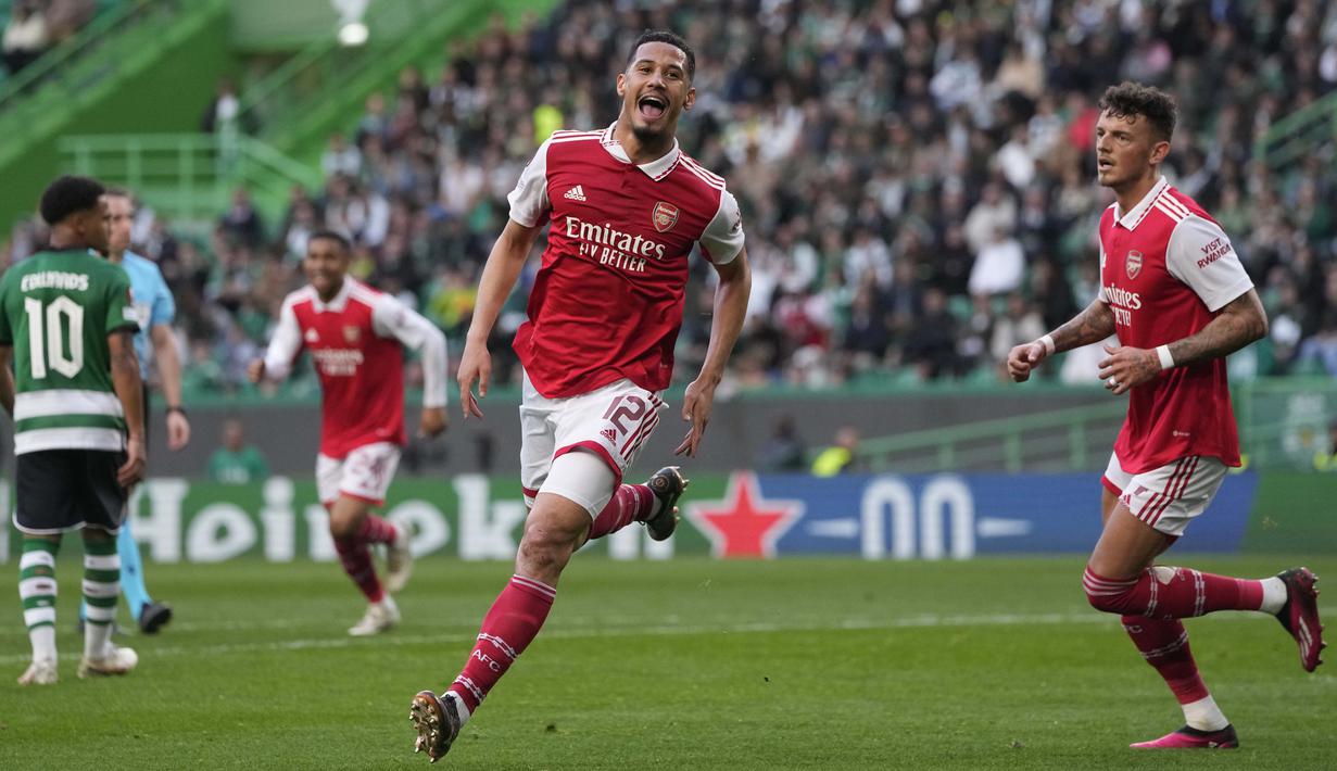 <p>Pemain Arsenal, William Saliba merayakan gol pertama timnya ke gawang Sporting CP pada laga leg pertama Liga Europa 2022/2023 di Jose Alvalade Stadium, Lisbon, Jumat (10/03/2023) dini hari WIB. Laga berakhir dengan skor imbang 2-2. (AP Photo/Armando Franca)</p>