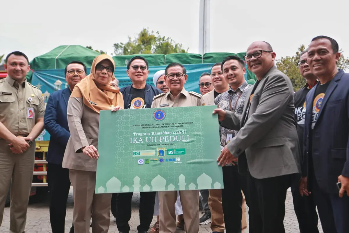 Gubernur DKI Jakarta, Pramono Anung menerima bantuan sembako untuk korban banjir di Jakarta dari Ikatan Alumni Universitas Islam Indonesia (IKA UII) di Halaman Balai Kota DKI Jakarta, Jakarta Pusat, Senin (10/3/2025). (Istimewa)
