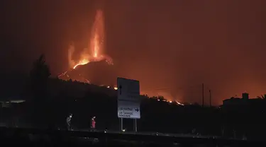 Gunung berapi Cumbre Vieja memuntahkan lava saat terus meletus di pulau Canary La Palma, Spanyol pada Sabtu (16/10/2021). Para pejabat mengatakan tidak ada tanda-tanda bahwa letusan gunung berapi di pulau La Palma Spanyol akan segera berakhir, satu bulan setelah dimulai. (AP Photo/Daniel Roca)