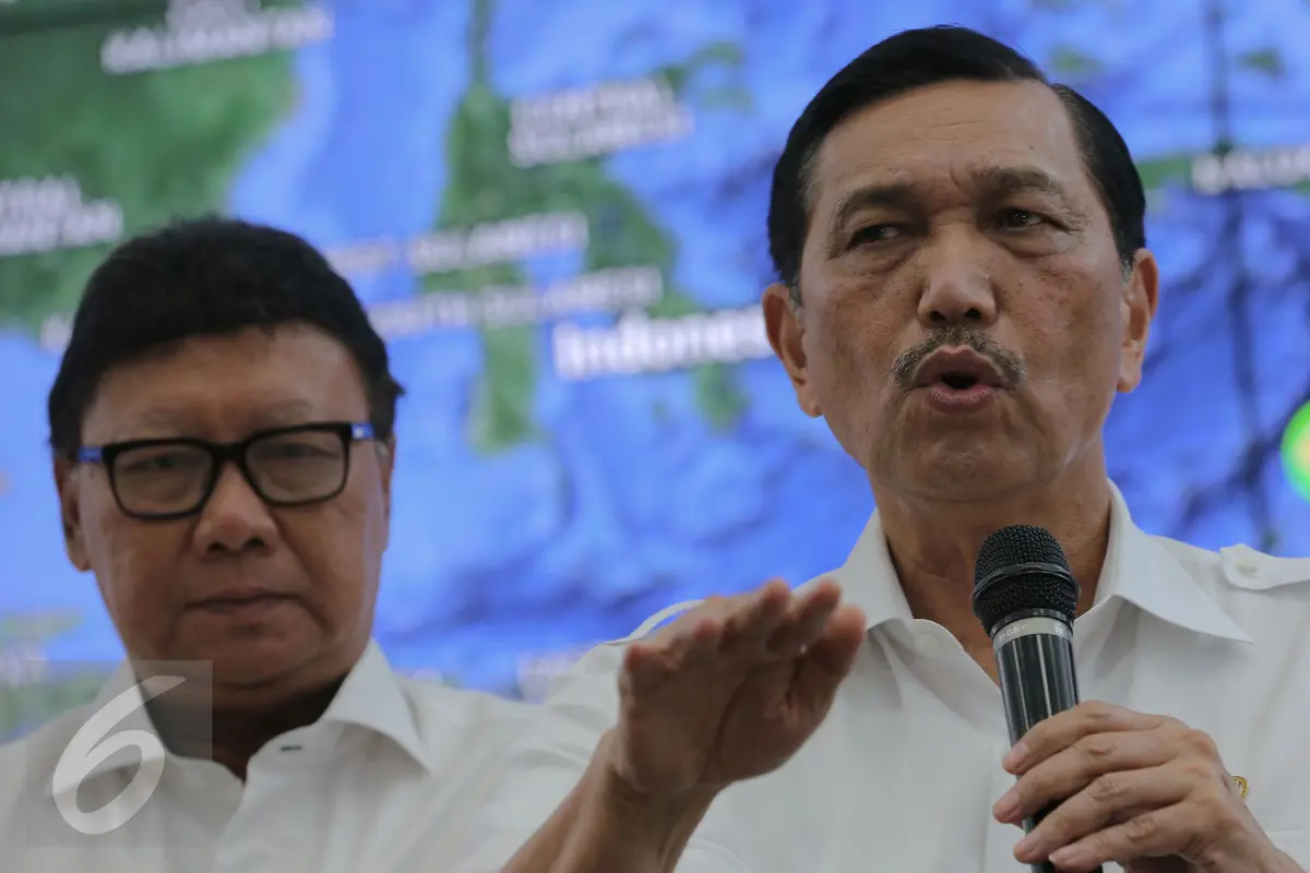 20151028-Atasi Bencana Asap, Menko Luhut Video Conference dengan Pejabat Riau dan Palembang-Jakarta