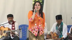 Vokalis dari kelompok Keroncong Tugu melantunkan lagu di TPS 04 Gambir, Jakarta Pusat, Rabu (19/4). Sekelompok pemusik keroncong dihadirkan di depan TPS untuk menghibur warga yang mencoblos pada Pilkada DKI 2017. (Liputan6.com/Angga Yuniar)
