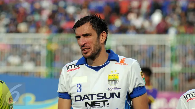 20160413-Bek asing Persib Bandung Vladimir Vujovic-Helmi tebe