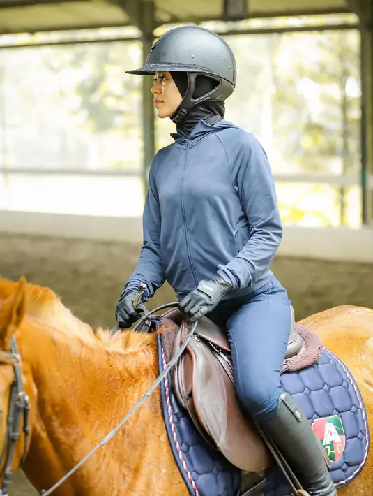 Senada dengan padding yang dipakai, Lesti pilih outfit blue on blue yang kece [@lestykejora]