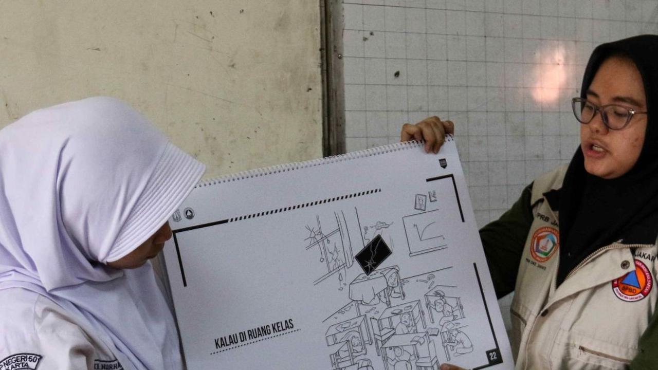 Dalam praktiknya, para murid SMPN 50 Jakarta terlebih dahulu diberikan pengarahan oleh tim ahli di bidangnya sebelum terlibat dalam simulasi penanganan korban luka akibat gempa bumi pada Kamis (19/9/2024). Foto: Liputan6.com / Herman Zakharia
