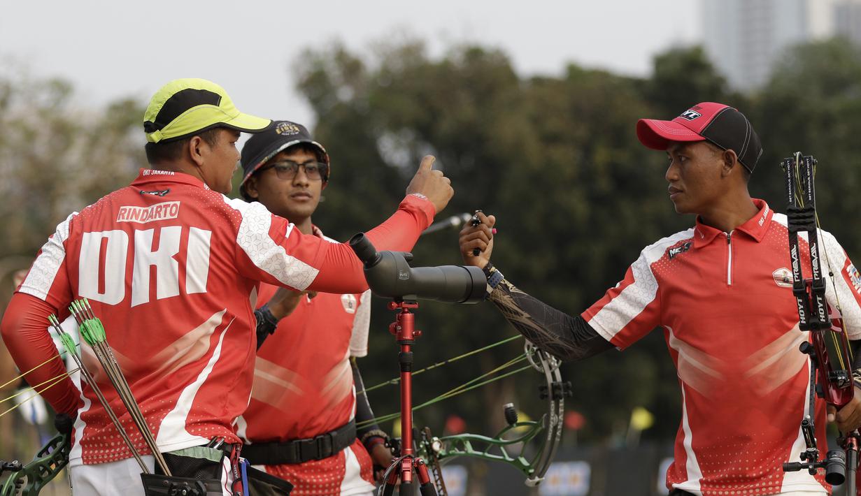 Pepanah compound beregu putra DKI Jakarta saat mengikuti Kejuaraan Nasional Panahan Prakualifikasi PON XX/2020 di Lapangan Panahan, Senayan, Jakarta, Selasa (24/9). Sebanyak 516 pepanah dari 30 provinsi bersaing untuk bisa lolos ke PON 2020 Papua. (Bola.com/Yoppy Renato)
