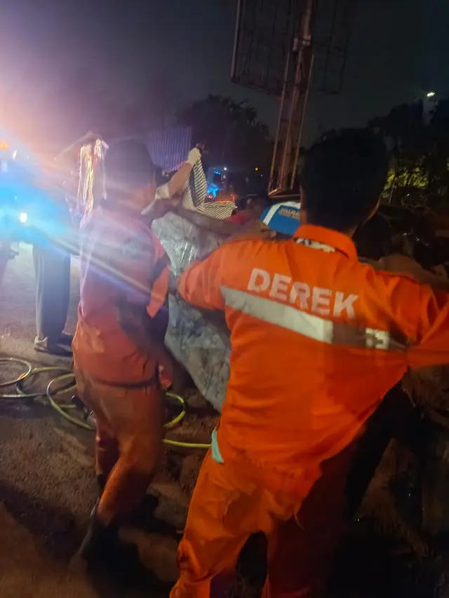 Kecelakaan Dump Truk vs Voxy di Karawang
