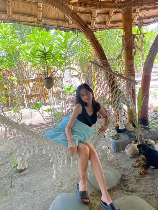 Keisya Levronka tengah asyik bersantai di atas hammock ditemani seekor anjing. (Foto: Instagram/@keisyalevronka)